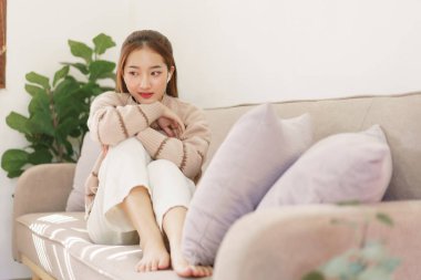 Boş zaman kavramı, akıllı telefondan müzik dinlerken kulaklık takan kadınlar..