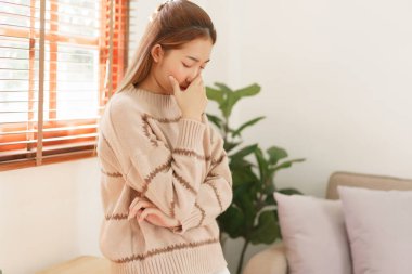 Dinlenme zamanı konsepti. Stresli ve endişeli kadınlar evlerinin penceresinin yanında duruyorlar..