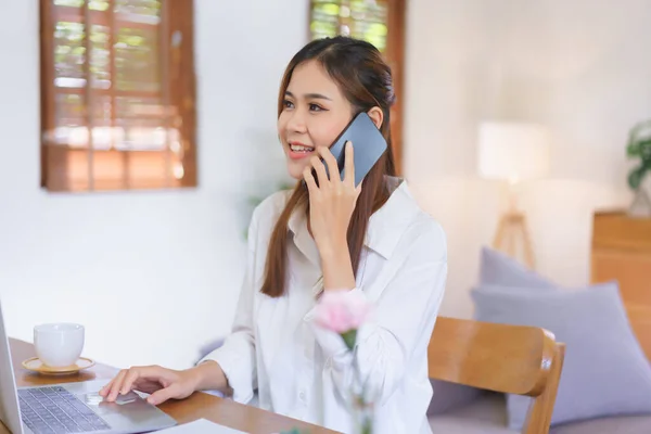 Munka Életmód Otthon Koncepció Nők Beszél Telefonon Dolgozik Laptop Modern — Stock Fotó
