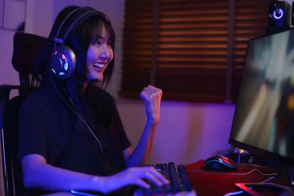 Vrouwelijke Cyber Hacker Gamer Kijken Monitor Het Maken Van Win — Stockfoto
