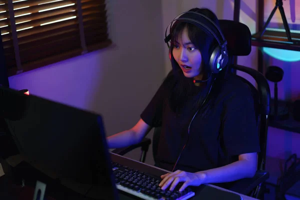 Kobieta Cyber Haker Gracz Słuchawce Podekscytowany Podczas Gry Lub Hacking — Zdjęcie stockowe