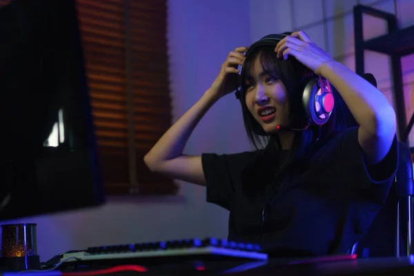 Vrouwelijke Cyber Hacker Gamer Hoofdtelefoon Verward Tijdens Het Spelen Van — Stockfoto