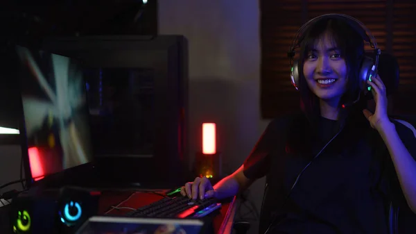 Γυναίκα Χάκερ Στο Διαδίκτυο Gamer Ακουστικά Που Παίζουν Παιχνίδια Hacking — Φωτογραφία Αρχείου