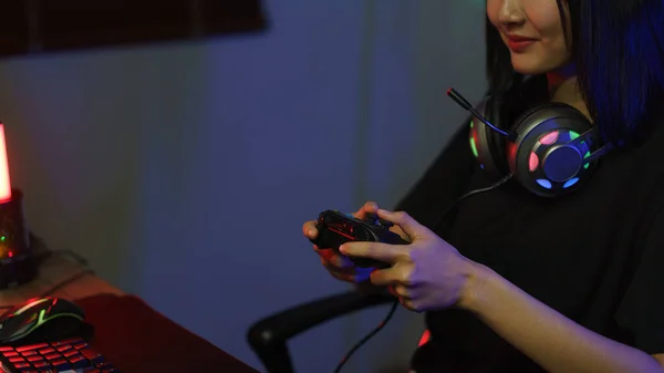 女性のサイバーハッカーゲーマーは コンピュータ上でゲームをプレイしたりストリーミングするためにコントローラージョイスティックを使用して — ストック写真