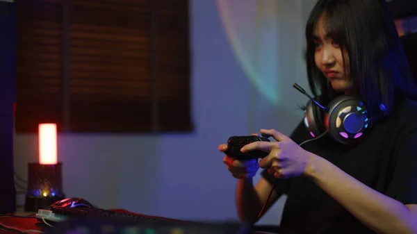 使用控制器操纵杆在脸严肃的计算机上玩游戏的女黑客 — 图库照片
