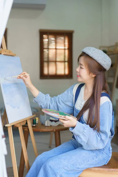 Молодая Художница Создает Шедевр Рисования Живописи Холсте Домашней Студии — стоковое фото