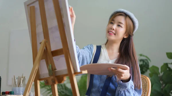Genç Kadın Sanatçı Sanat Şaheserini Stüdyosundaki Tuvale Çizip Boyuyor — Stok fotoğraf