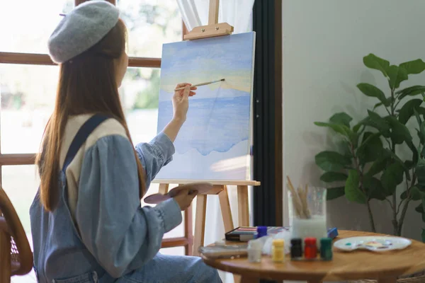 Genç Bir Kadın Ressam Boya Fırçasıyla Tuvale Resim Çiziyor Resim — Stok fotoğraf