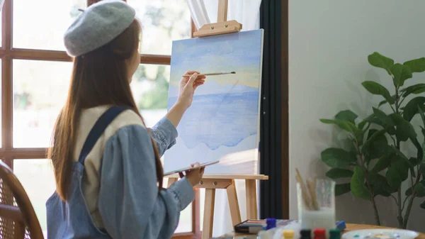 Genç Bir Kadın Ressam Boya Fırçasıyla Tuvale Resim Çiziyor Resim — Stok fotoğraf