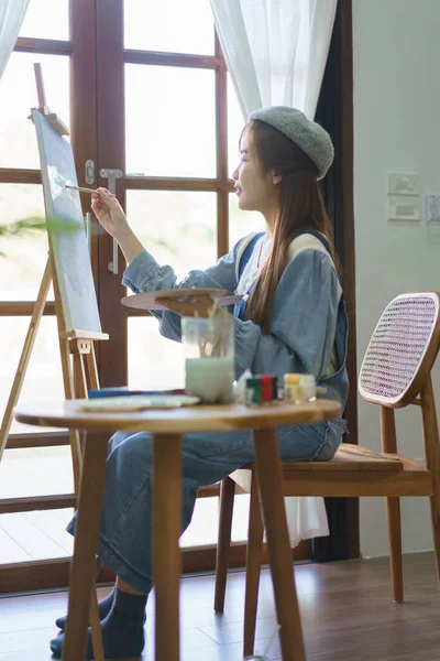 Genç Bayan Sanatçı Resim Yapmak Resim Yapmak Için Boya Fırçası — Stok fotoğraf