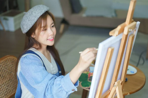 Jovem Artista Feminina Usando Pincel Para Desenhar Pintar Obra Prima — Fotografia de Stock