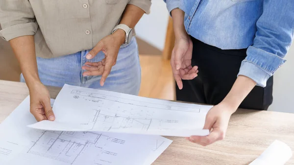 Ingenieurbaukonzept Zwei Ingenieurinnen Prüfen Gemeinsam Bauplan Für Eigentumswohnung — Stockfoto