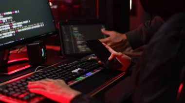 Bilgisayar korsanları akıllı telefon ve klavyedeki yazma kodlarını kullanarak programlama sistemini veya sunucuyu hackliyor.