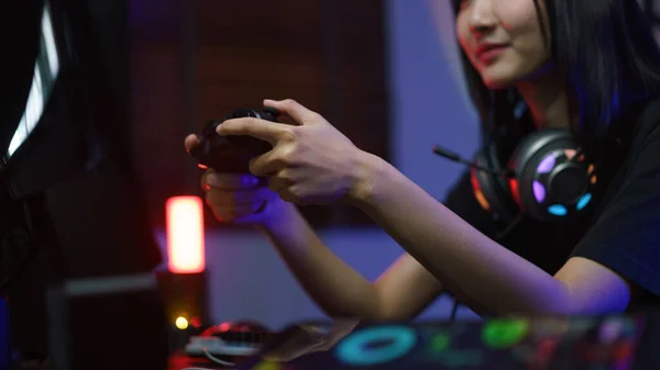 Kobieta Cyber Haker Gracz Pomocą Joystick Kontrolera Gry Lub Strumieniowego — Zdjęcie stockowe