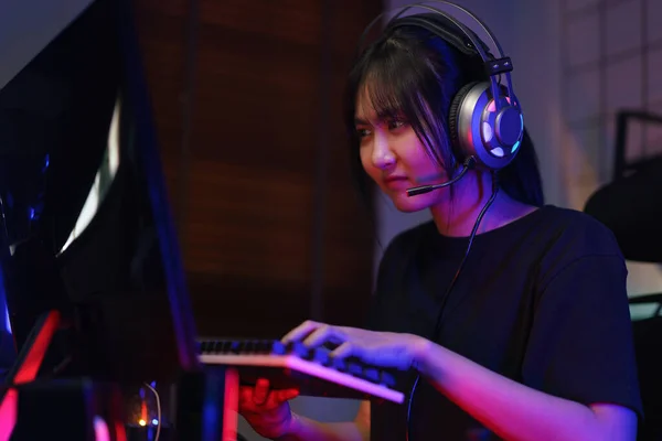 競争にキーボードを押して コンピュータ上でゲームをプレイする女性サイバーハッカーゲーマー — ストック写真