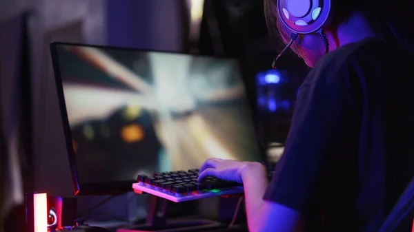 Жінка Кібер Хакер Натискає Клавіатуру Щоб Конкурувати Грати Ігри Комп — стокове фото