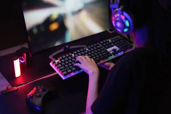 Γυναίκα Χάκερ Στον Κυβερνοχώρο Gamer Πατώντας Πληκτρολόγιο Στον Ανταγωνισμό Και — Φωτογραφία Αρχείου
