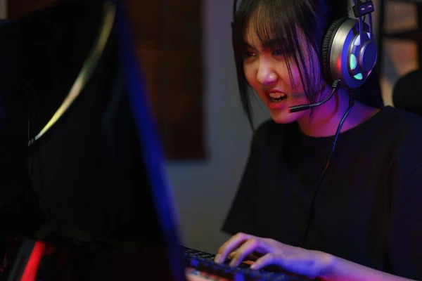 Vrouwelijke Cyber Hacker Gamer Ernstige Gezicht Terwijl Druk Het Toetsenbord — Stockfoto