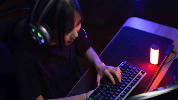 Kadın Bilgisayar Korsanı Ciddi Bir Yüzle Rekabet Oyun Oynarken Klavyeye — Stok fotoğraf