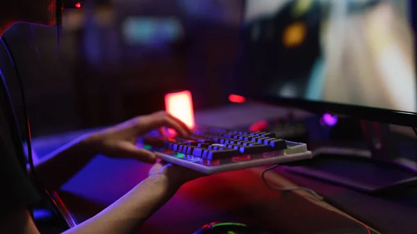 Χέρι Της Γυναίκας Χάκερ Στον Κυβερνοχώρο Gamer Πατώντας Πληκτρολόγιο Στον — Φωτογραφία Αρχείου