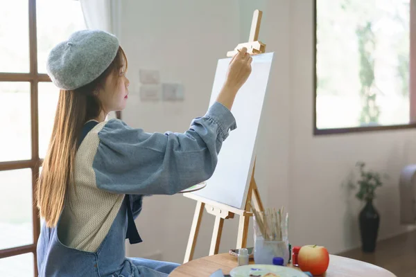 Genç Kadın Ressam Stüdyosunda Keyif Alarak Tuval Üzerine Resim Çizer — Stok fotoğraf