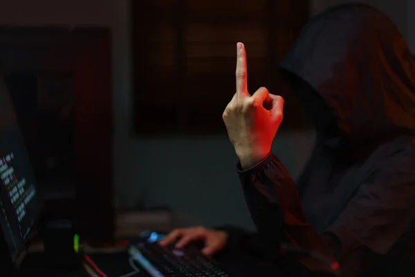 Hacker Hoodie Δείχνει Μεσαίο Δάχτυλο Και Πληκτρολογώντας Κώδικα Στο Σύστημα — Φωτογραφία Αρχείου