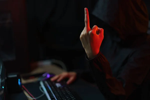 Haker Kapturze Pokazuje Środkowy Palec Wpisując Kod Hakowania Systemu Programowania — Zdjęcie stockowe