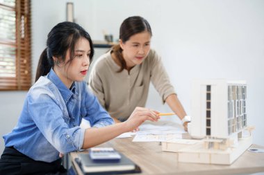 Mühendislik danışmanlığı kavramı, iki kadın mühendis birlikte inşa modelini tartışıyorlar..