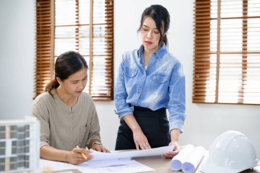 Mühendislik konsepti, iki kadın mühendis yeni bir proje inşa etmek için beyin fırtınası yapıyorlar..