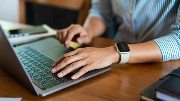 Közel Kéz Ból Üzletasszony Gépelés Adatok Laptop Billentyűzeten Miközben Dolgozik — Stock Fotó