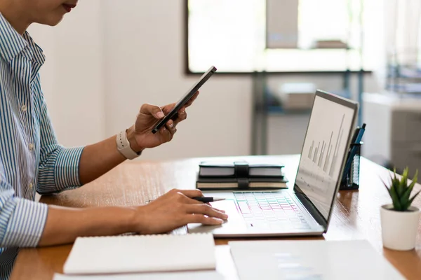 Közel Üzletasszony Keres Üzleti Adatokat Okostelefon Miközben Dolgozik Laptop Irodában — Stock Fotó
