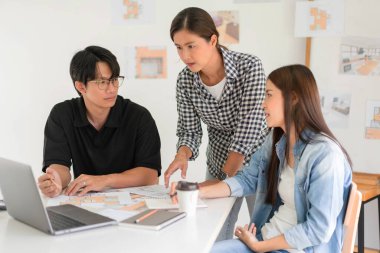 İnşaat planı konsepti, Mimarlık takımı ev planını dizüstü bilgisayarda birlikte tartışacağız..