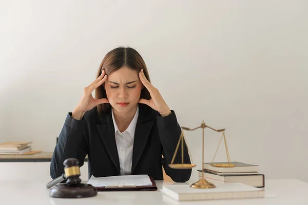 Концепція Права Правосуддя Жіночий Адвокат Відчуває Стрес Головний Біль Під — стокове фото