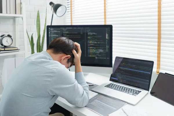 Concepto Desarrollo Software Programador Masculino Estresa Después Tener Problemas Con —  Fotos de Stock