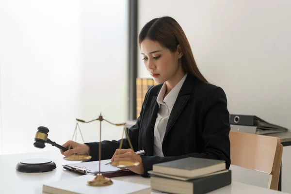 Hukuk Adalet Kavramı Kadın Avukat Elinde Çekiç Tutuyor Sözleşme Anlaşması — Stok fotoğraf