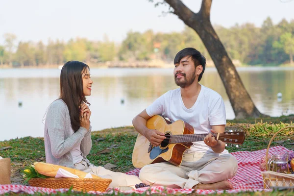 Jovem Mulher Sorrindo Com Felicidade Enquanto Escuta Namorado Tocando Guitarra — Fotografia de Stock