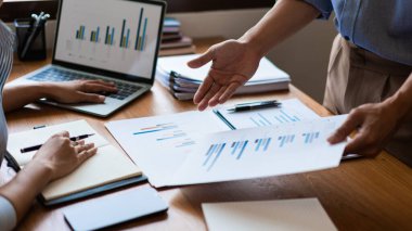 Dizüstü bilgisayarda çalışmak ve mali belgeler hakkında tartışmak iki işi kapatmak demek..