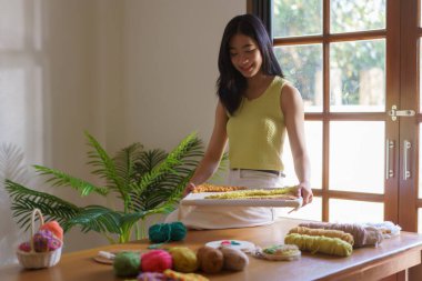 İğne işi konsepti, nakış taşıyan kadınlar iğne tekniğinden yapılmış çerçeve boyama ürünü..