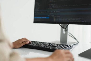 Web 'i programlamak ve geliştirmek için fare kullanan ve klavyede yazan geliştirici programcının elleri.