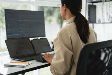 Web ve uygulamaları çoklu monitörde geliştirmek için programlama kodu üzerinde çalışan geliştirici programcı.