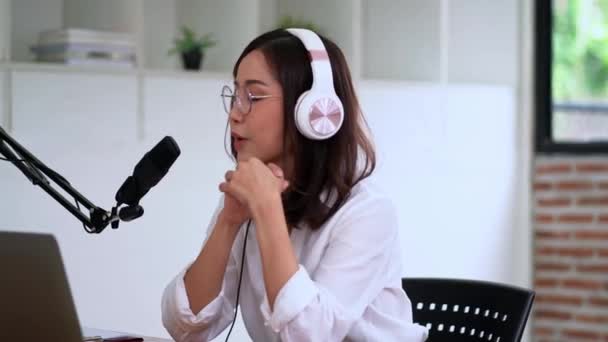 Jong Aziatisch Vrouw Presentator Praten Opname Naar Abonnees Audio Podcast — Stockvideo