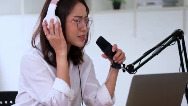 Jovem Asiática Apresentadora Falando Gravação Para Assinantes Podcast Áudio Falando — Vídeo de Stock