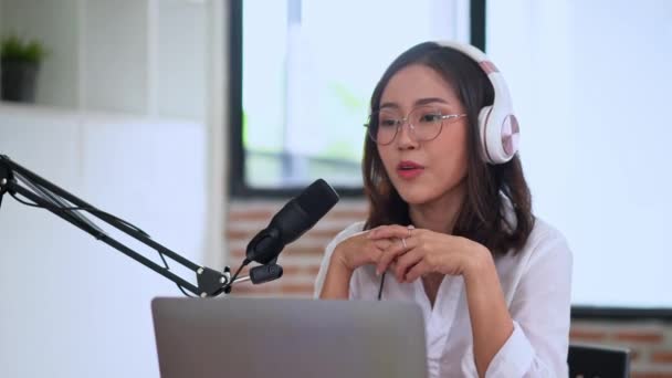 Jovem Asiática Apresentadora Falando Gravação Para Assinantes Podcast Áudio Falando — Vídeo de Stock