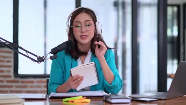 Mladá Asijská Žena Moderátorka Nebo Mluvení Nahrávání Předplatitelům Audio Podcast — Stock video
