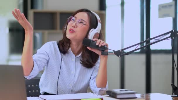 Genç Asyalı Kadın Sunucu Abonelerle Konuşuyor Ses Yayını Yapıyor Konuşuyor — Stok video