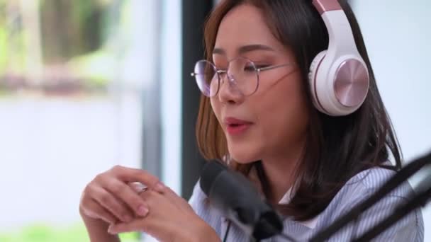 아시아 발표자 말하는 가입자 오디오 캐스트 오디오를 만들기 이야기 마이크를 — 비디오