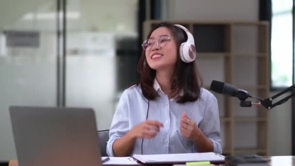 Ung Asiatisk Kvinna Presentatör Eller Talar Inspelning Till Abonnenter Ljud — Stockvideo