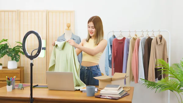 Концепція Онлайн Продажу Модельєр Показує Одяг Продажу Прямому Ефірі Домашньому — стокове фото