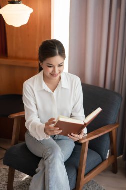 İş kadını, ofis projesiyle ilgili çalıştıktan sonra rahatlamak için kitap okuyor..