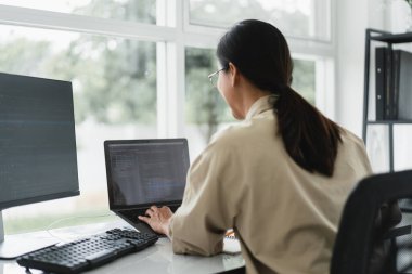 Web sitesi ve uygulamayı geliştirmek için programlama yaparken dizüstü bilgisayarda yazıcı kodları.